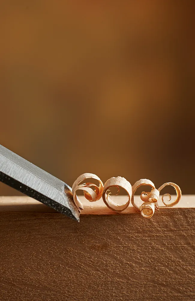 Tischlerwerkzeug bearbeitet ein Holzstück