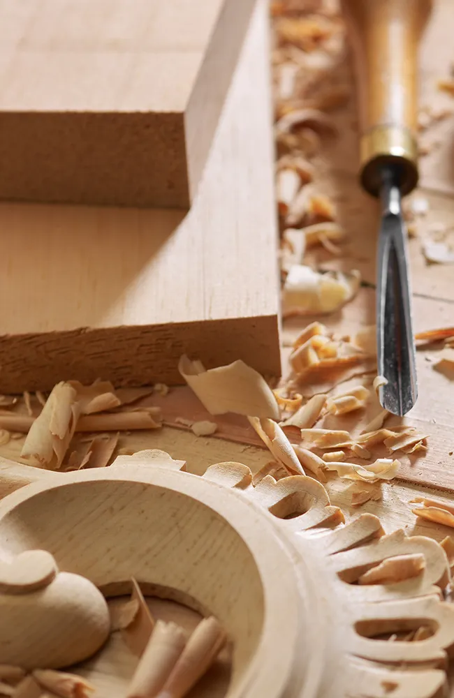 Werkzeug und Holz für Tischlerei und Holzbearbeitung